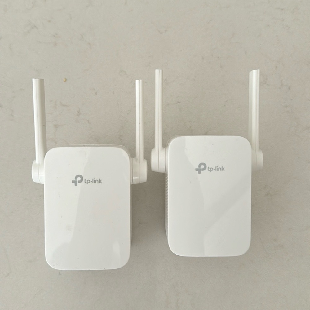 Model:RE305 AC 1200 Wi-Fi Range Extender Wall Adapter